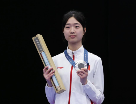 黄雨婷在颁奖仪式上