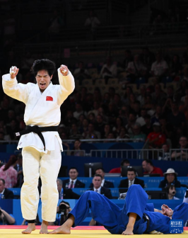 中国选手马振昭（左）庆祝比赛获胜