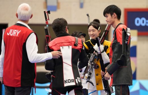黄雨婷（右二）/盛李豪（右一）赛后接受对手韩国组合的祝贺