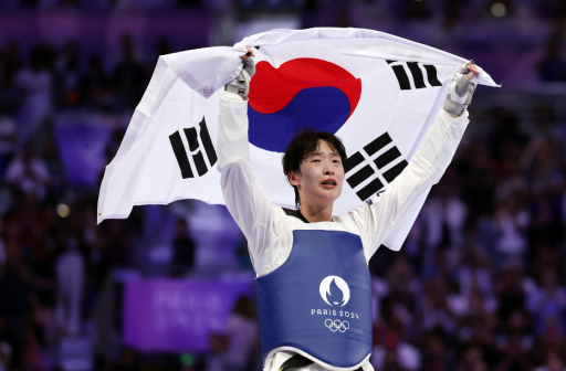 韩国选手李多彬庆祝获胜