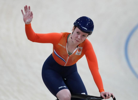 8月8日，亚军荷兰选手范德沃在金牌赛后