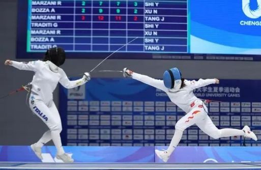 唐君瑶（右）在比赛中