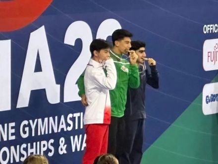 王梓赛（左一）获得2022年全国蹦床冠军赛男子蹦床个人亚军