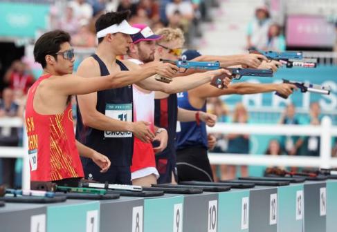 中国选手李澍寰在激光跑比赛中