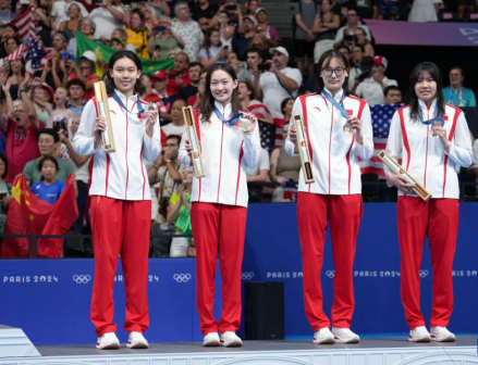 中国队杨浚瑄、李冰洁、葛楚彤、柳雅欣（从左至右）在颁奖仪式上