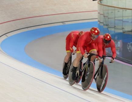 河北运动员郭帅（右二）在比赛中