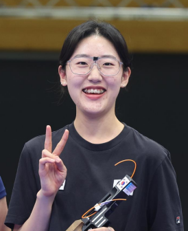 韩国选手梁智仁庆祝夺冠