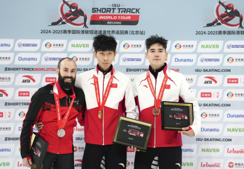 冠军孙龙（中）、亚军史蒂文·杜博伊斯（左）和季军刘少昂合影