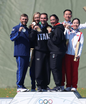 冠军意大利队（中）、亚军美国队（左）和季军中国队在颁奖仪式上