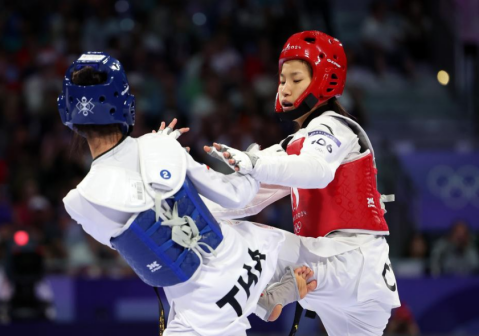 郭清（右）和巴尼巴·翁巴达那吉在比赛中