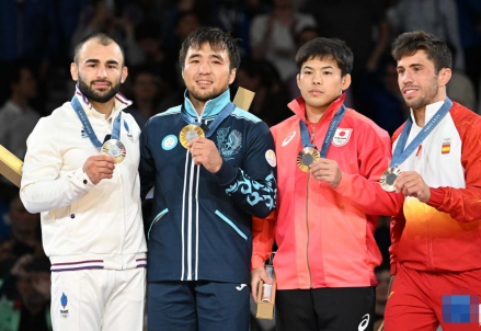 7月27日，西班牙选手加里戈斯在颁奖仪式上合影 