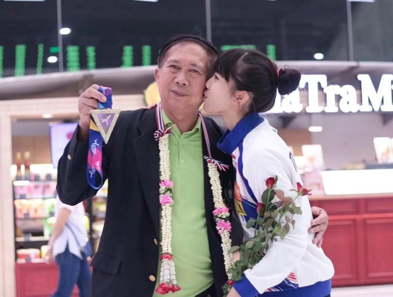 班妮巴和父亲西里猜合影