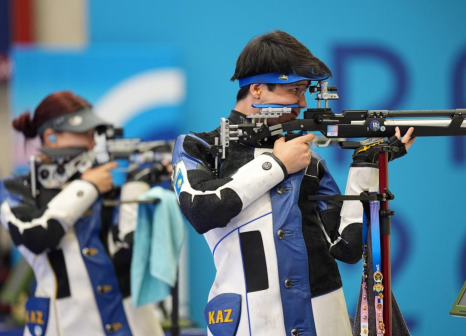 哈萨克斯坦选手亚历山德拉·蕾/伊斯兰·萨特帕耶夫（前）在比赛