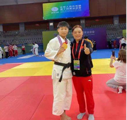 第十四届全国运动柔道混合团体冠军（左一）