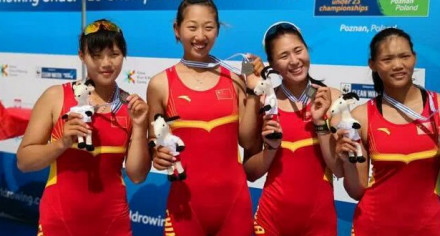 领奖台上四位中国姑娘