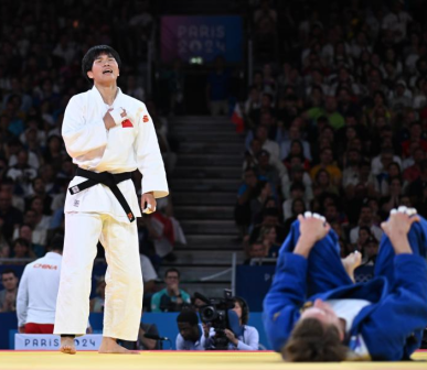 中国选手马振昭（左）在战胜德国选手安娜-玛利亚·瓦格纳后庆祝