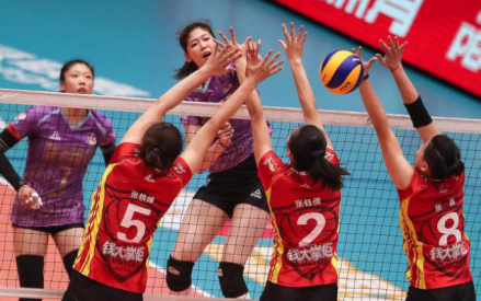 李盈莹（左三）扣球2018-2019赛季中国女子排球超级联赛