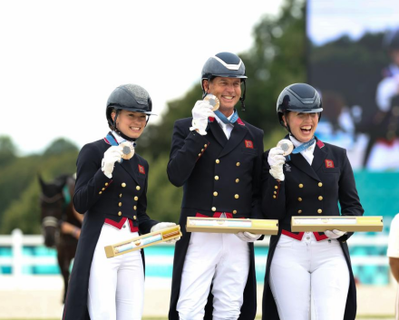 8月3日，季军英国队选手在颁奖仪式上