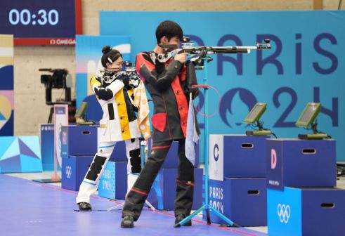 黄雨婷（左）/盛李豪在决赛中