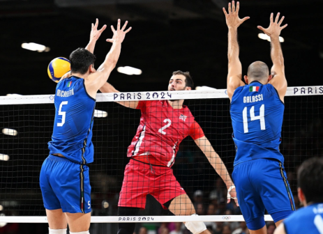 美国队球员拉塞尔（中）在比赛中扣球