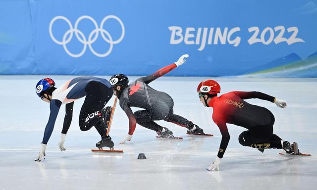 2月13日，黄大宪（左一）、武大靖（右一）在半决赛中