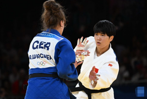 中国选手马振昭（右）与德国选手安娜-玛利亚·瓦格纳在比赛中