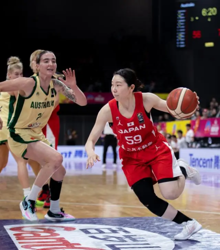 星杏璃（右）在2023年女篮亚洲杯比赛中 