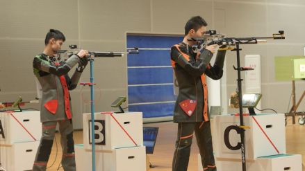 杜林澍（右）在男子10米气步枪决赛中
