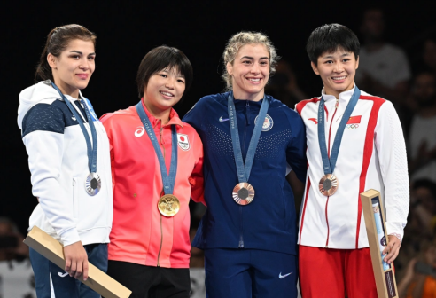 季军美国选手马洛里斯（右二）在颁奖仪式上
