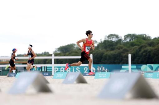 中国选手李澍寰在激光跑比赛中