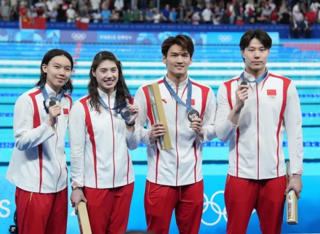 中国队选手杨浚瑄（左）