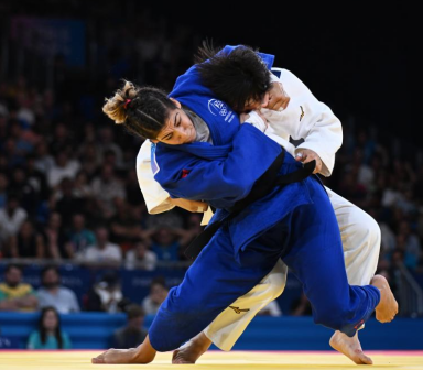 葡萄牙选手帕特里夏·桑帕约（后）和日本选手高山莉加在比赛中