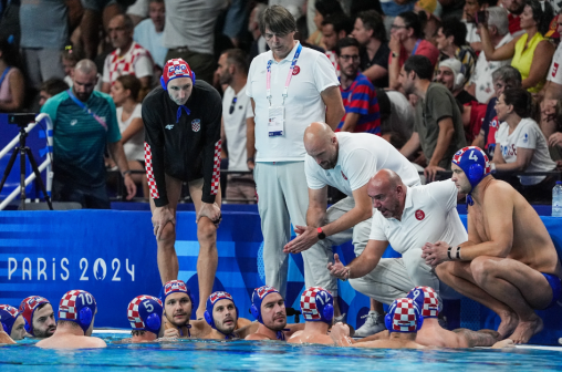 克罗地亚队在比赛间隙布置战术