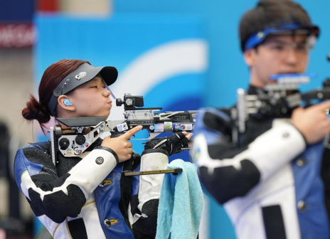 哈萨克斯坦选手亚历山德拉·蕾（左）/伊斯兰·萨特帕耶夫在比赛