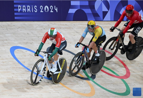 比利时选手范登博舍（中）在男子全能赛冲刺赛的比赛后