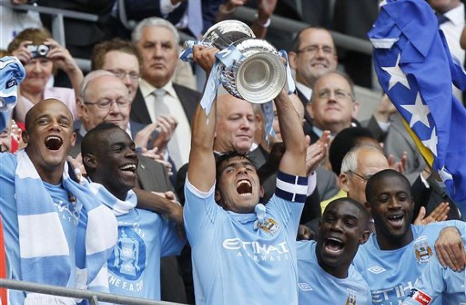 以队长身份捧起足总杯帮助曼城时隔35年再度获得冠军荣誉