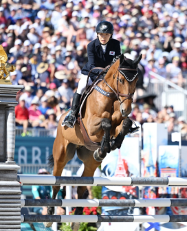 韩国选手成承民在马术场地障碍赛中