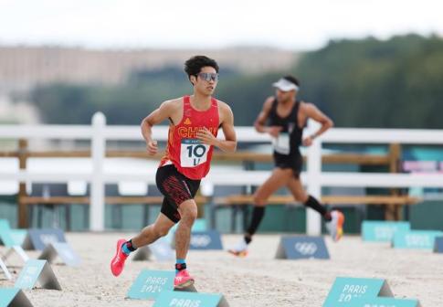 中国选手李澍寰在激光跑比赛中