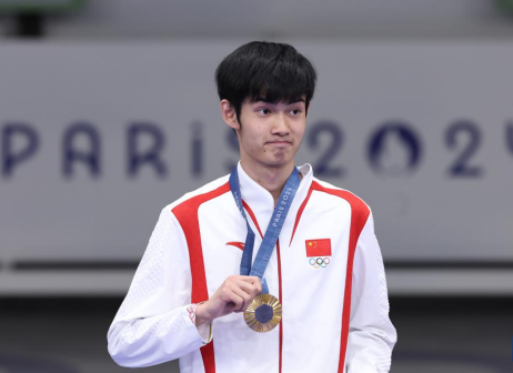 冠军中国选手盛李豪在颁奖仪式上