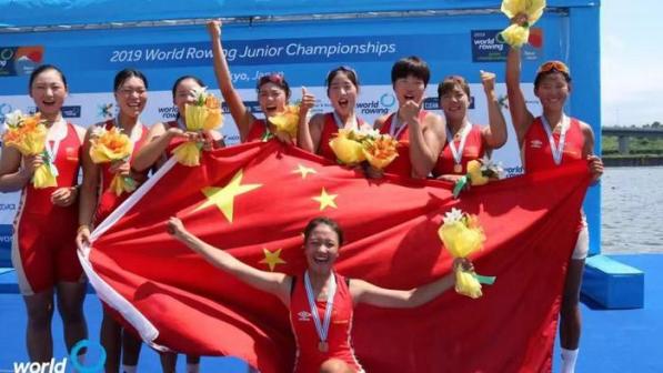 2019年世界青年赛艇锦标赛中国队选手在颁奖仪式上庆祝