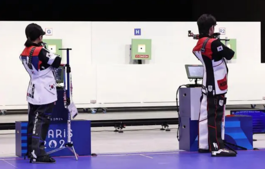 韩国选手金智贤（左）/朴是晙在比赛中