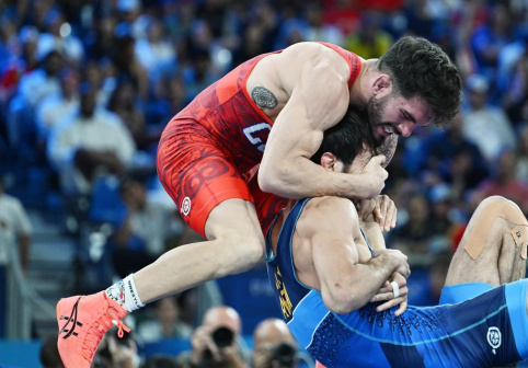 古巴选手奥尔塔·桑切斯（左）和亚美尼亚选手加尔斯强在比赛中