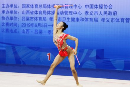 全国艺术体操冠军赛，赵雅婷在比赛中