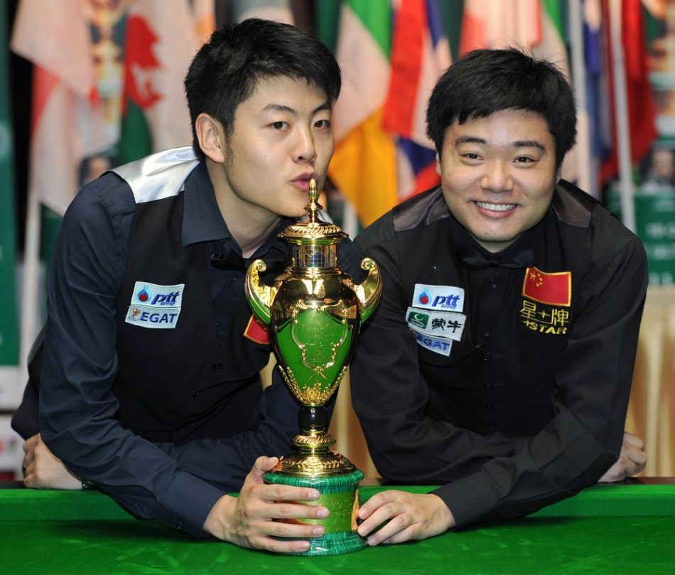 2011年，丁俊晖（右）帮助中国队获得斯诺克世界杯冠军