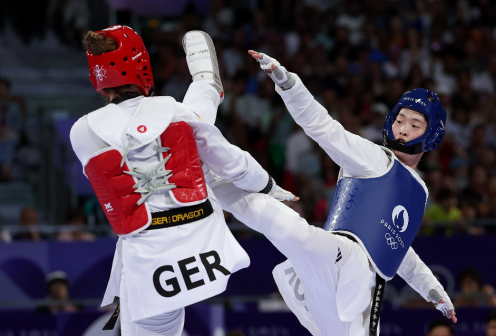 韩国选手李多彬（右）在比赛中