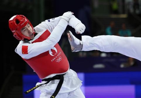 中国选手宋兆祥（左）与美国选手希利在比赛中