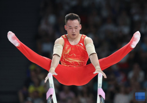 中国选手肖若腾在双杠比赛中