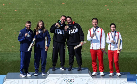 冠军意大利队（中）、亚军美国队（左）和季军中国队在颁奖仪式上