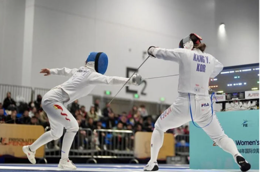 唐君瑶（左）在比赛中