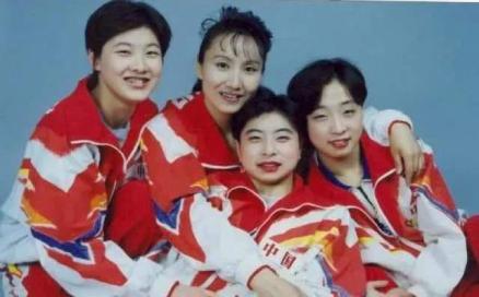 于芬（左二）与伏明霞等弟子们